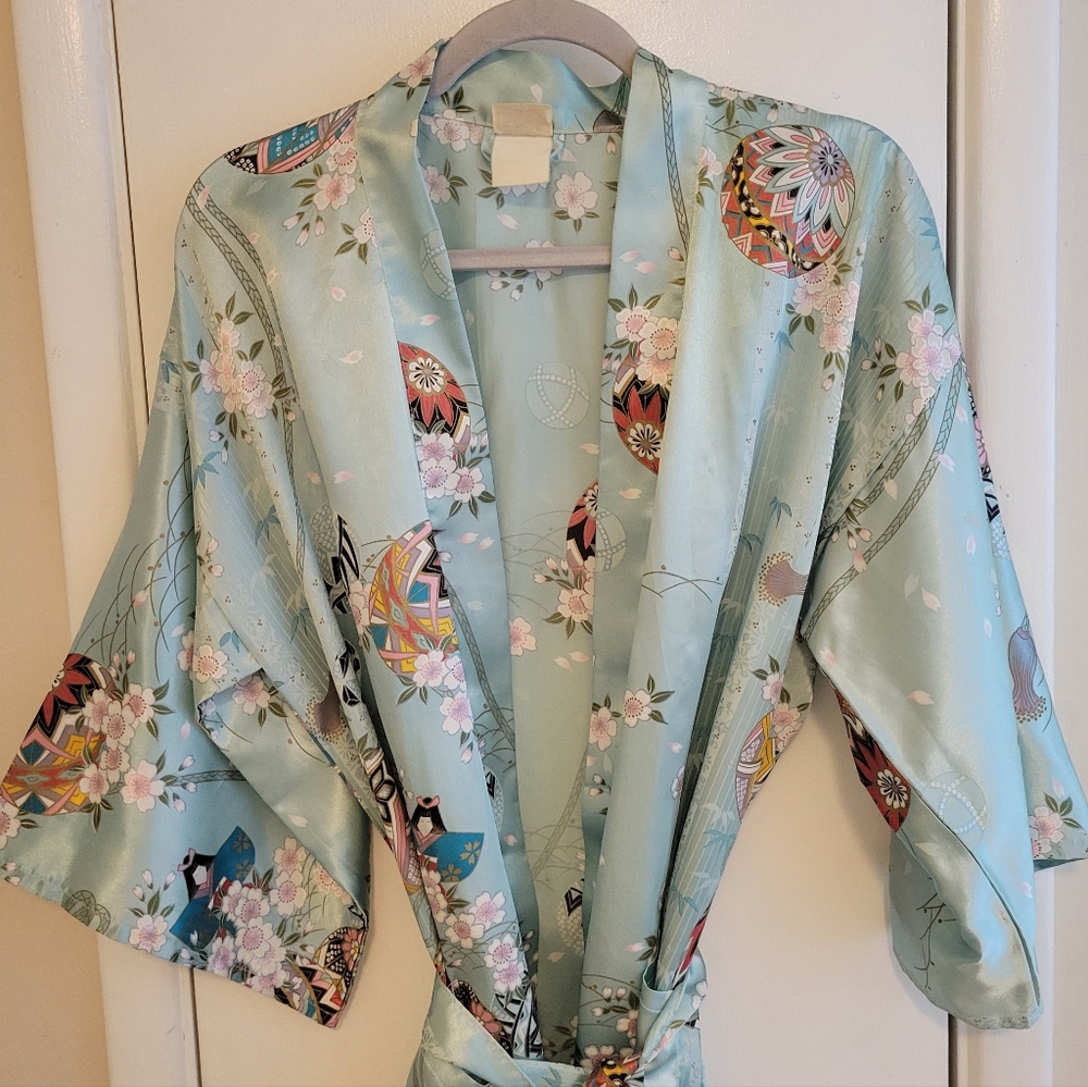 Gently Used Women's Robe Kimono Medium Light Blue Silky